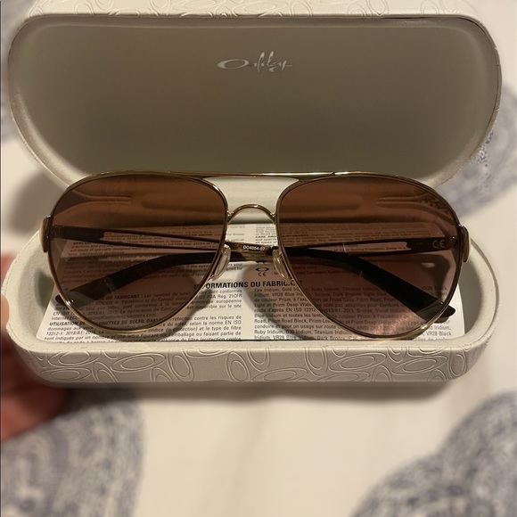 Oakley OO4054 Caveat™ Gold Sunglasses brown lens - Picture 2 of 7